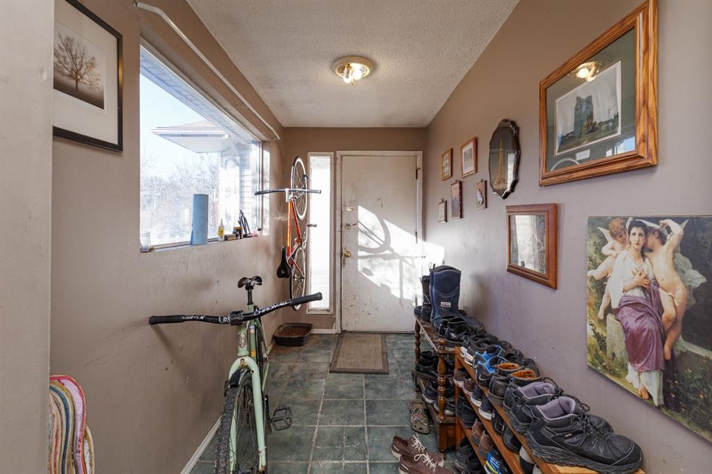 2824 Parkdale Boulevard Nw, Calgary, AB - Indoor Photo Showing Other Room