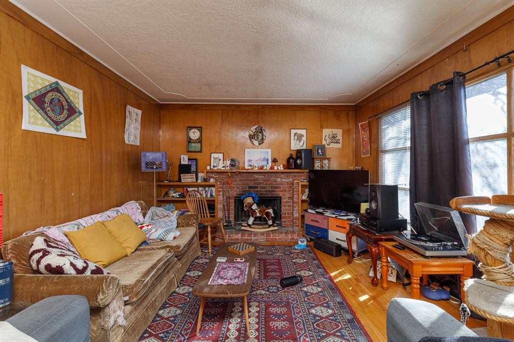 2824 Parkdale Boulevard Nw, Calgary, AB - Indoor With Fireplace