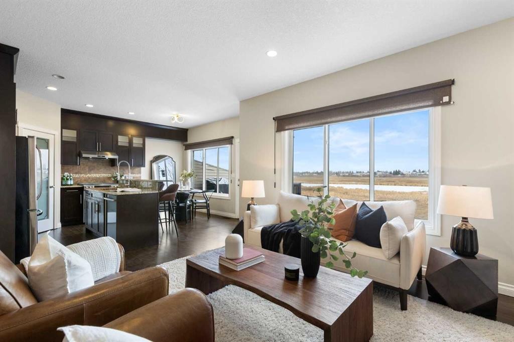 100 Lakeside View, Strathmore, AB - Indoor Photo Showing Living Room