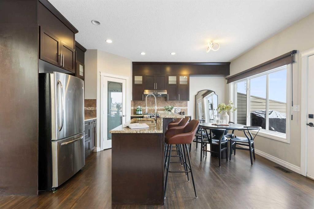 100 Lakeside View, Strathmore, AB - Indoor Photo Showing Kitchen With Upgraded Kitchen