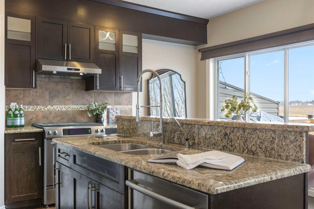 100 Lakeside View, Strathmore, AB - Indoor Photo Showing Kitchen With Double Sink With Upgraded Kitchen