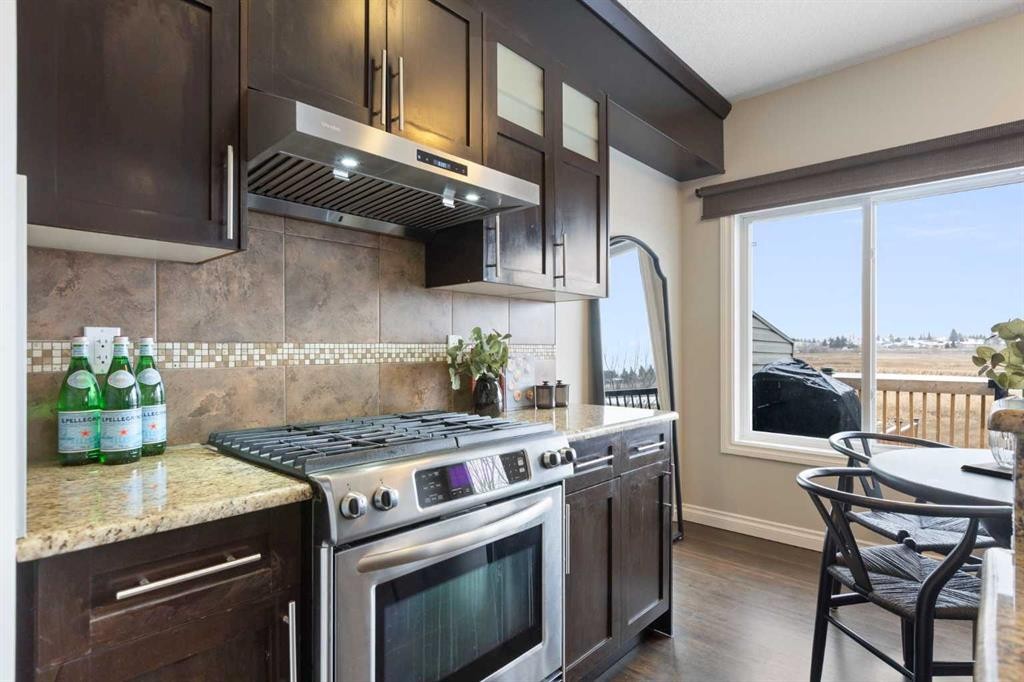 100 Lakeside View, Strathmore, AB - Indoor Photo Showing Kitchen
