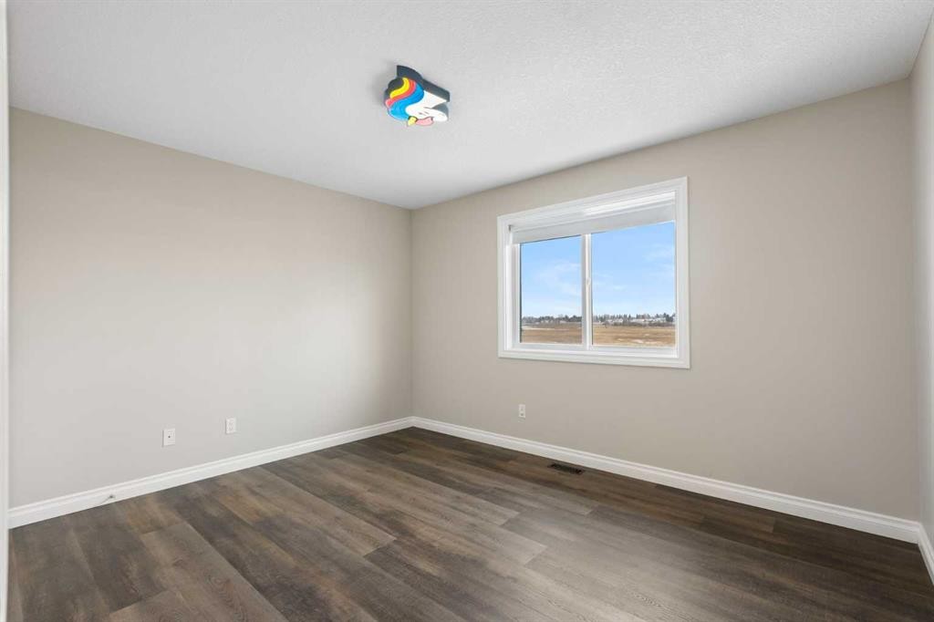 100 Lakeside View, Strathmore, AB - Indoor Photo Showing Other Room