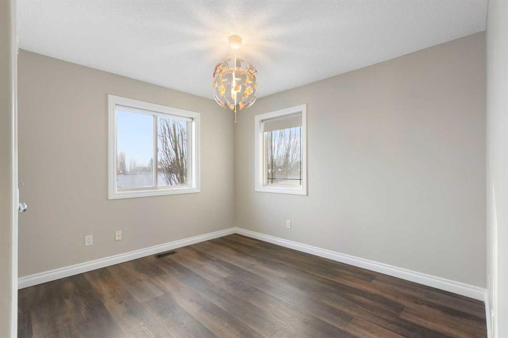 100 Lakeside View, Strathmore, AB - Indoor Photo Showing Other Room