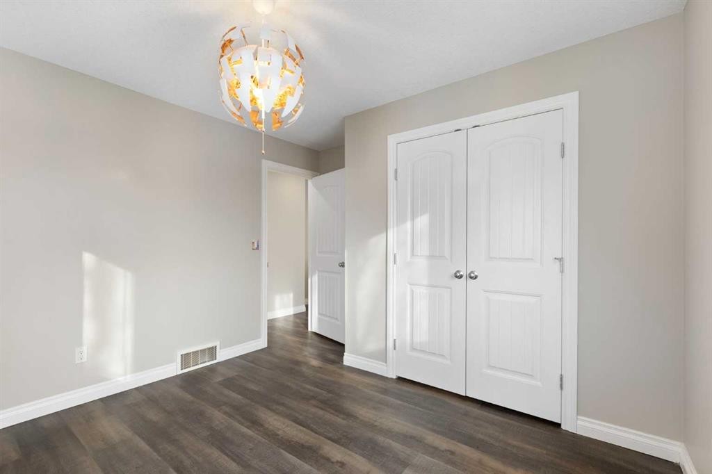 100 Lakeside View, Strathmore, AB - Indoor Photo Showing Other Room