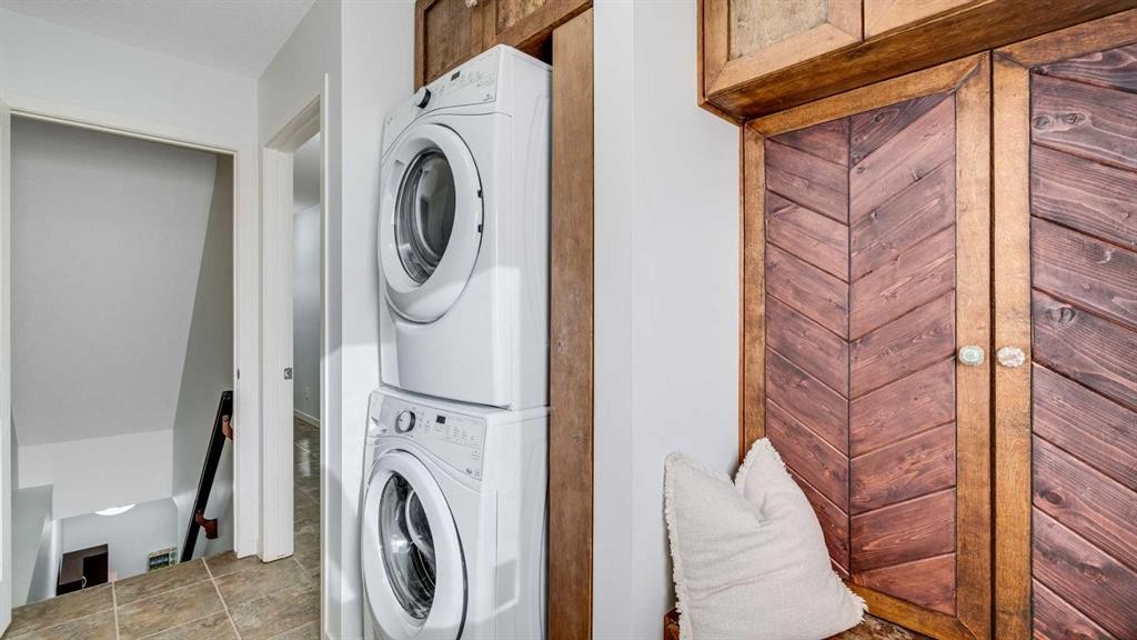 389 Cranberry Circle Se, Calgary, AB - Indoor Photo Showing Laundry Room