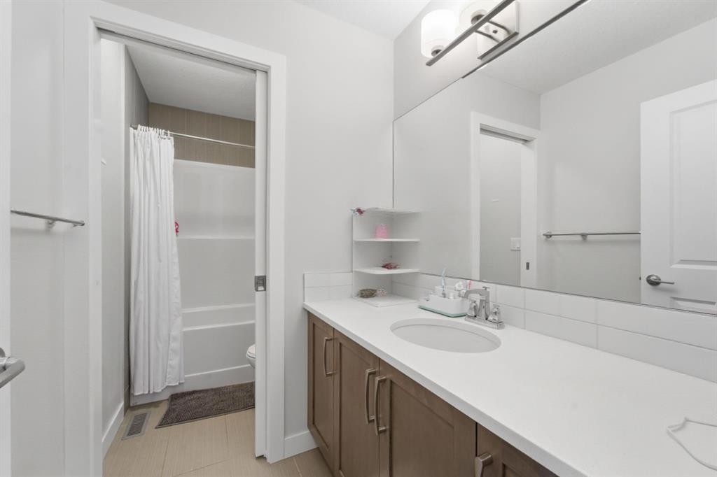 115 Bayview Circle, Airdrie, AB - Indoor Photo Showing Bathroom