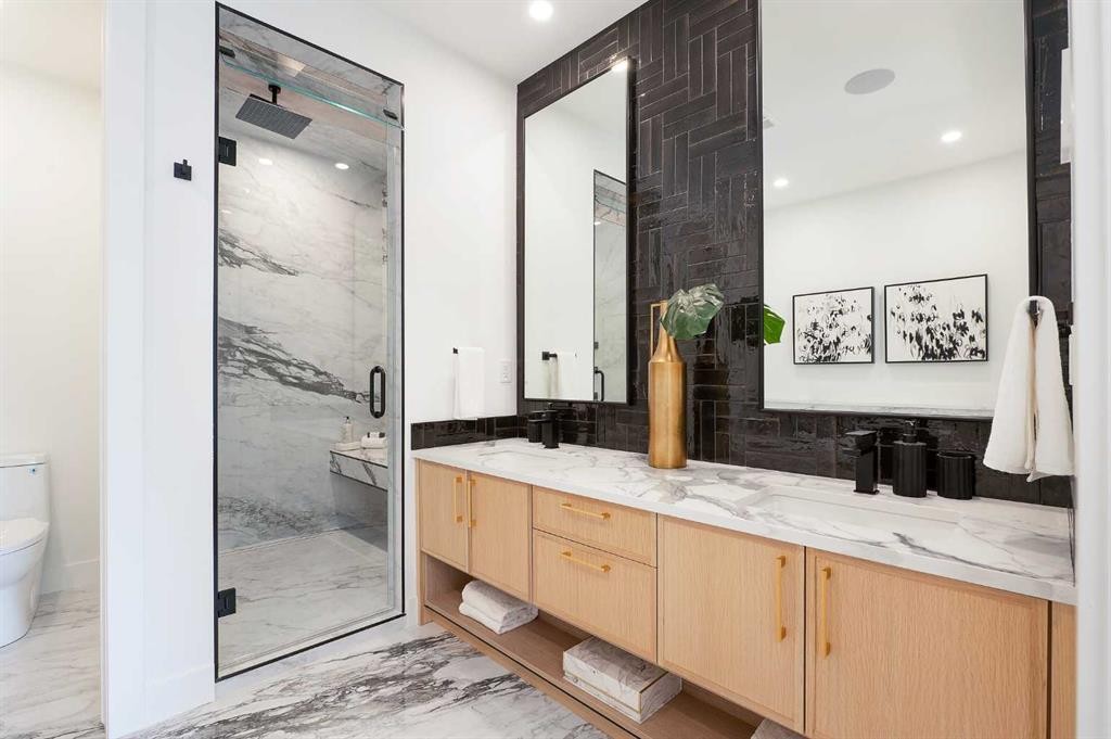 1807 Broadview Road Nw, Calgary, AB - Indoor Photo Showing Bathroom