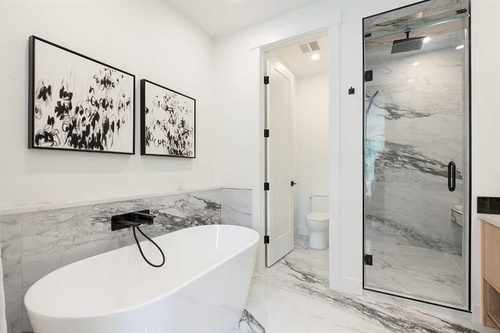 1807 Broadview Road Nw, Calgary, AB - Indoor Photo Showing Bathroom