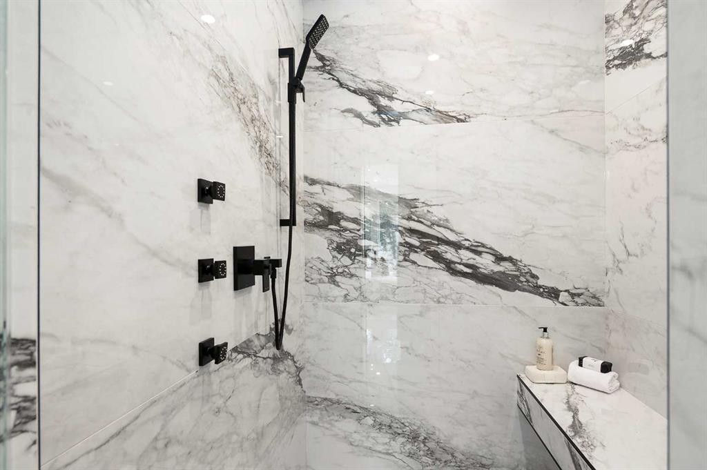 1807 Broadview Road Nw, Calgary, AB - Indoor Photo Showing Bathroom