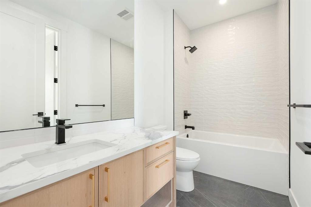 1807 Broadview Road Nw, Calgary, AB - Indoor Photo Showing Bathroom
