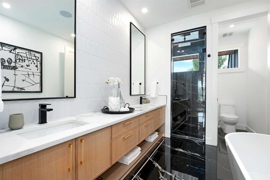 1807 Broadview Road Nw, Calgary, AB - Indoor Photo Showing Bathroom