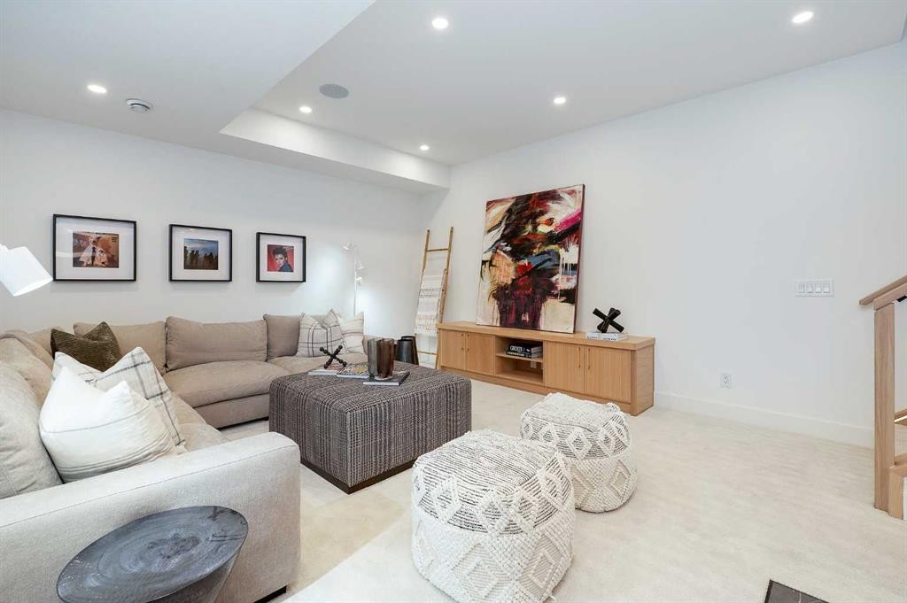 1807 Broadview Road Nw, Calgary, AB - Indoor Photo Showing Living Room