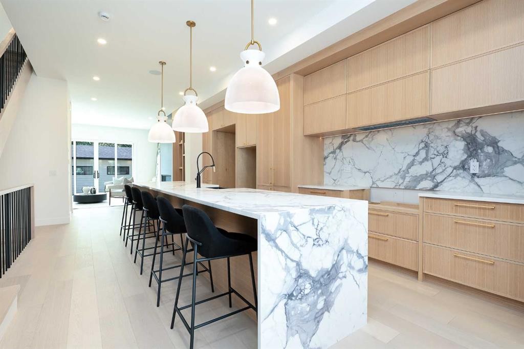 1807 Broadview Road Nw, Calgary, AB - Indoor Photo Showing Kitchen With Upgraded Kitchen