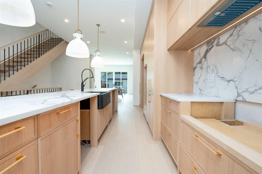 1807 Broadview Road Nw, Calgary, AB - Indoor Photo Showing Kitchen