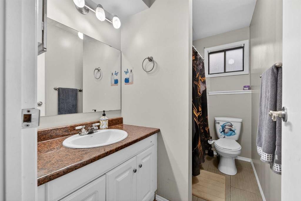 195 Fallswater Road Ne, Calgary, AB - Indoor Photo Showing Bathroom