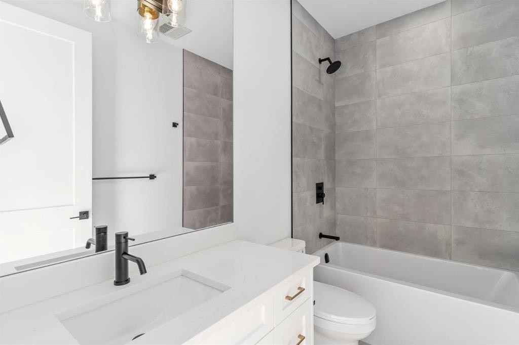 2910 14 Avenue, Calgary, AB - Indoor Photo Showing Bathroom