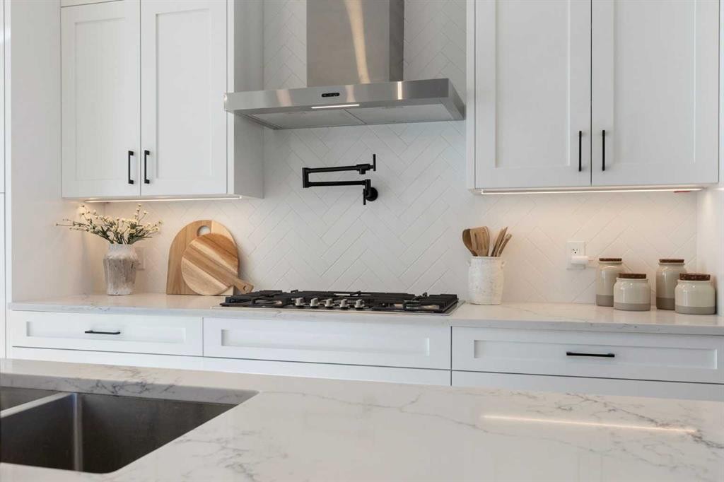 234 25 Avenue Ne, Calgary, AB - Indoor Photo Showing Kitchen