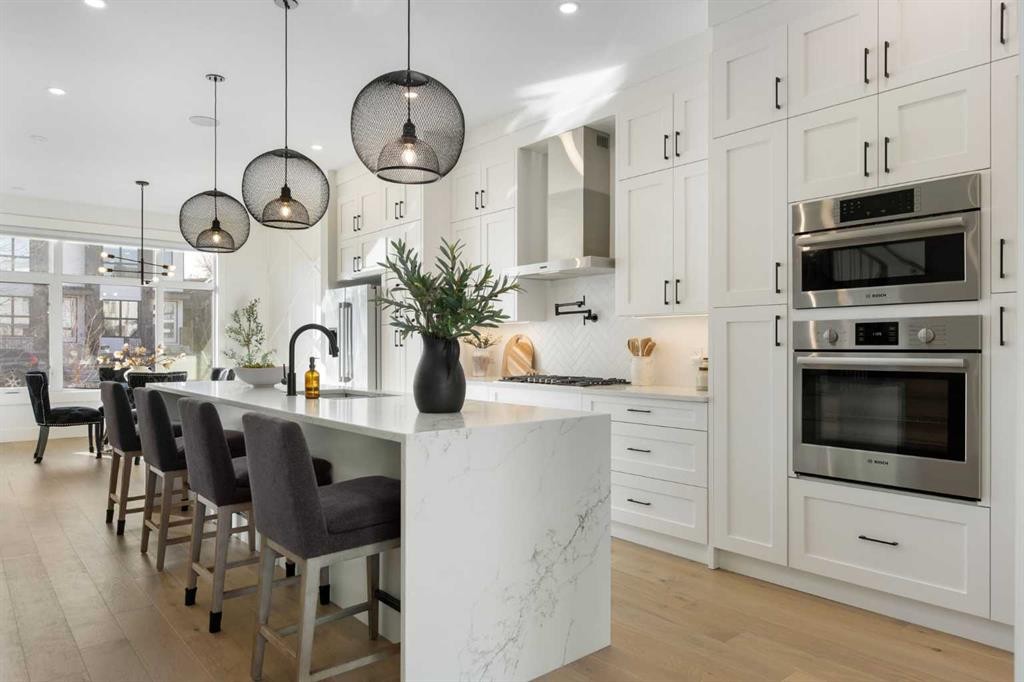 234 25 Avenue Ne, Calgary, AB - Indoor Photo Showing Kitchen With Upgraded Kitchen