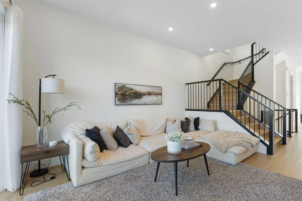 234 25 Avenue Ne, Calgary, AB - Indoor Photo Showing Living Room