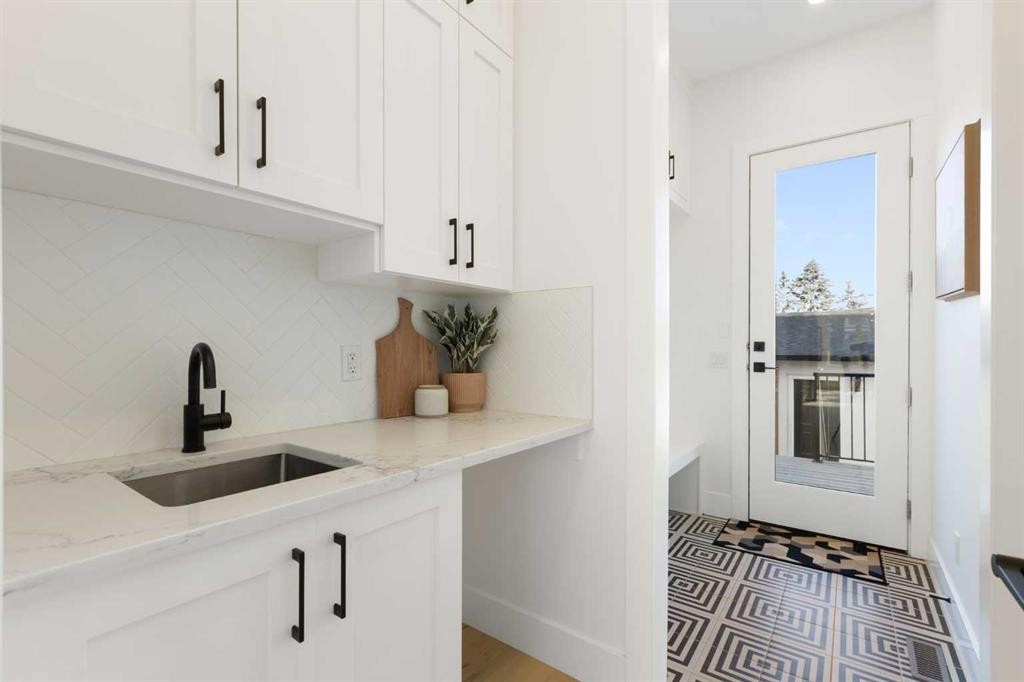 234 25 Avenue Ne, Calgary, AB - Indoor Photo Showing Kitchen