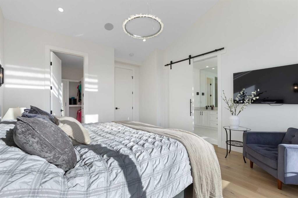 234 25 Avenue Ne, Calgary, AB - Indoor Photo Showing Bedroom