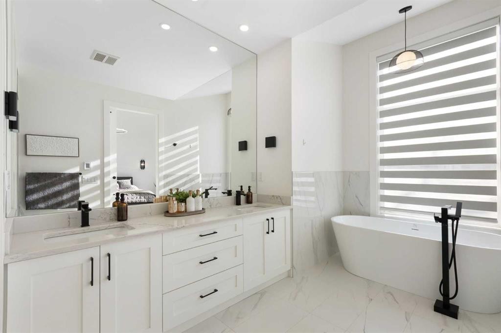 234 25 Avenue Ne, Calgary, AB - Indoor Photo Showing Bathroom