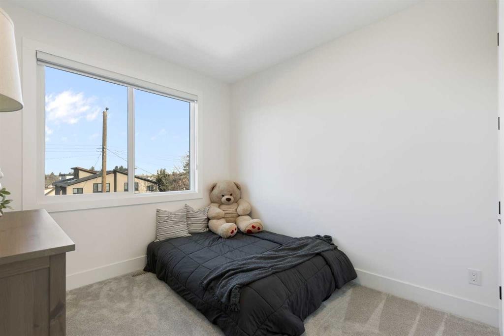 234 25 Avenue Ne, Calgary, AB - Indoor Photo Showing Bedroom