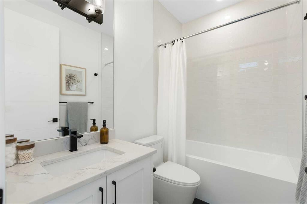 234 25 Avenue Ne, Calgary, AB - Indoor Photo Showing Bathroom