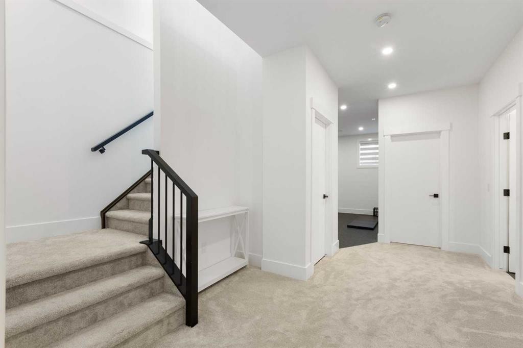 234 25 Avenue Ne, Calgary, AB - Indoor Photo Showing Other Room
