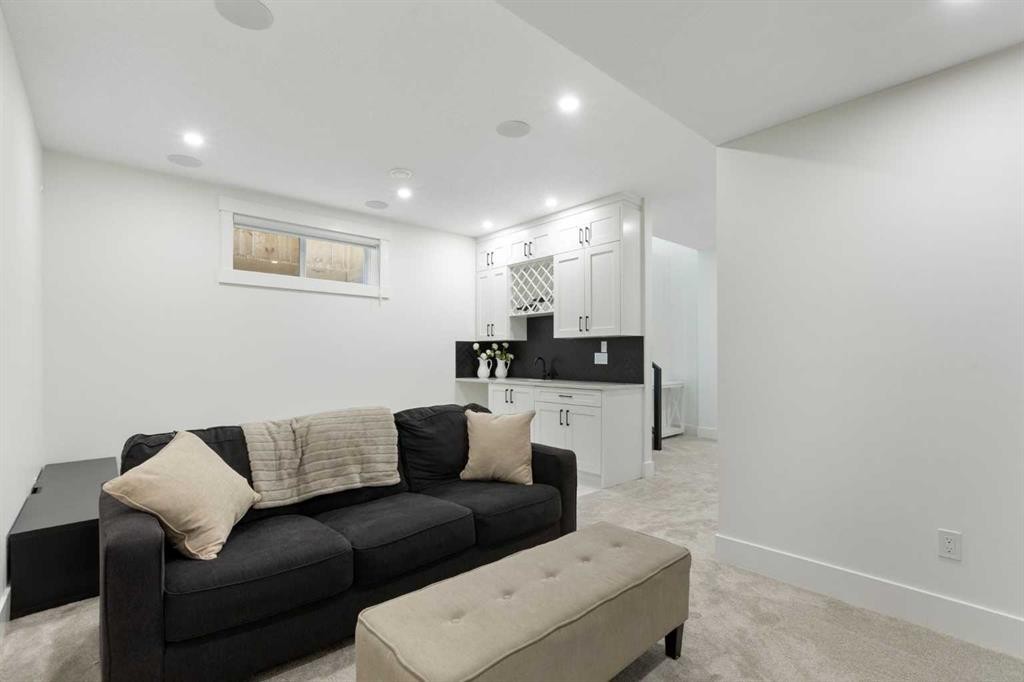 234 25 Avenue Ne, Calgary, AB - Indoor Photo Showing Living Room