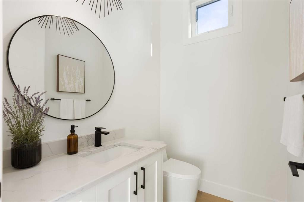 234 25 Avenue Ne, Calgary, AB - Indoor Photo Showing Bathroom