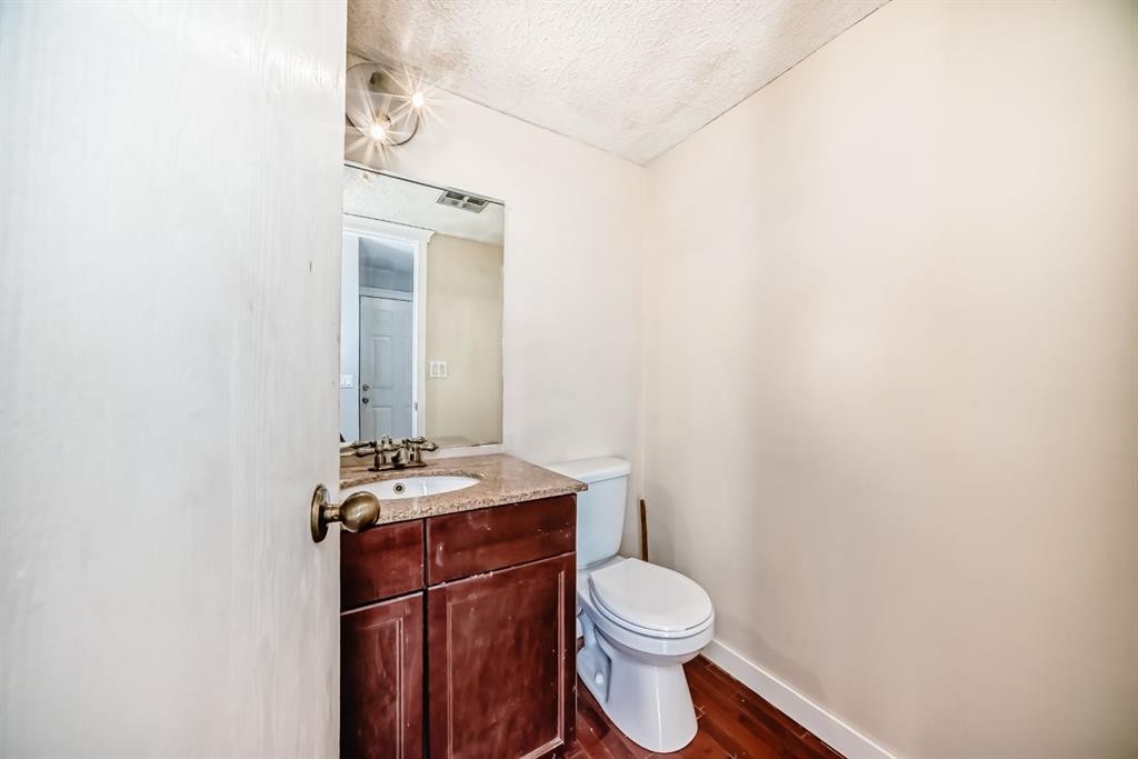 8007 Ranchview Drive Nw, Calgary, AB - Indoor Photo Showing Bathroom