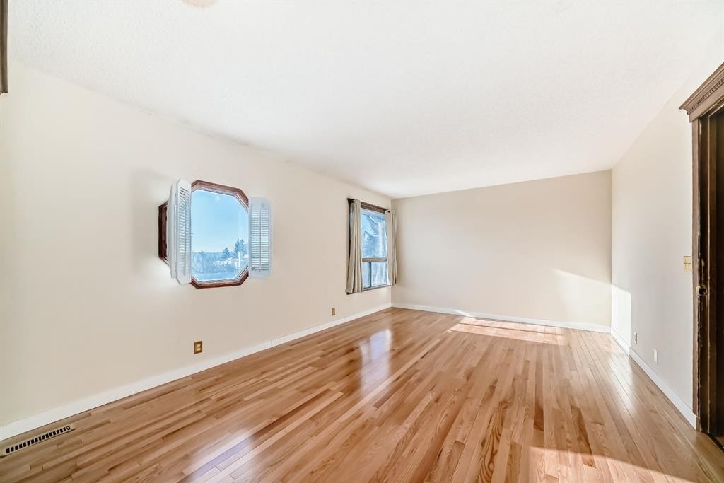 8007 Ranchview Drive Nw, Calgary, AB - Indoor Photo Showing Other Room