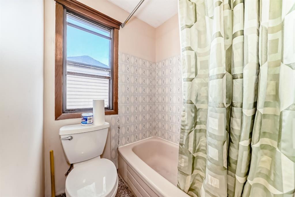 8007 Ranchview Drive Nw, Calgary, AB - Indoor Photo Showing Bathroom