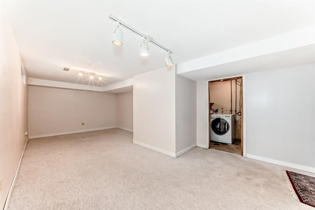 8007 Ranchview Drive Nw, Calgary, AB - Indoor Photo Showing Other Room