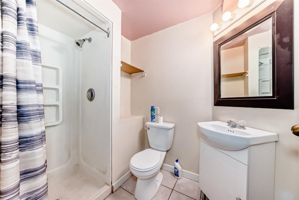 8007 Ranchview Drive Nw, Calgary, AB - Indoor Photo Showing Bathroom