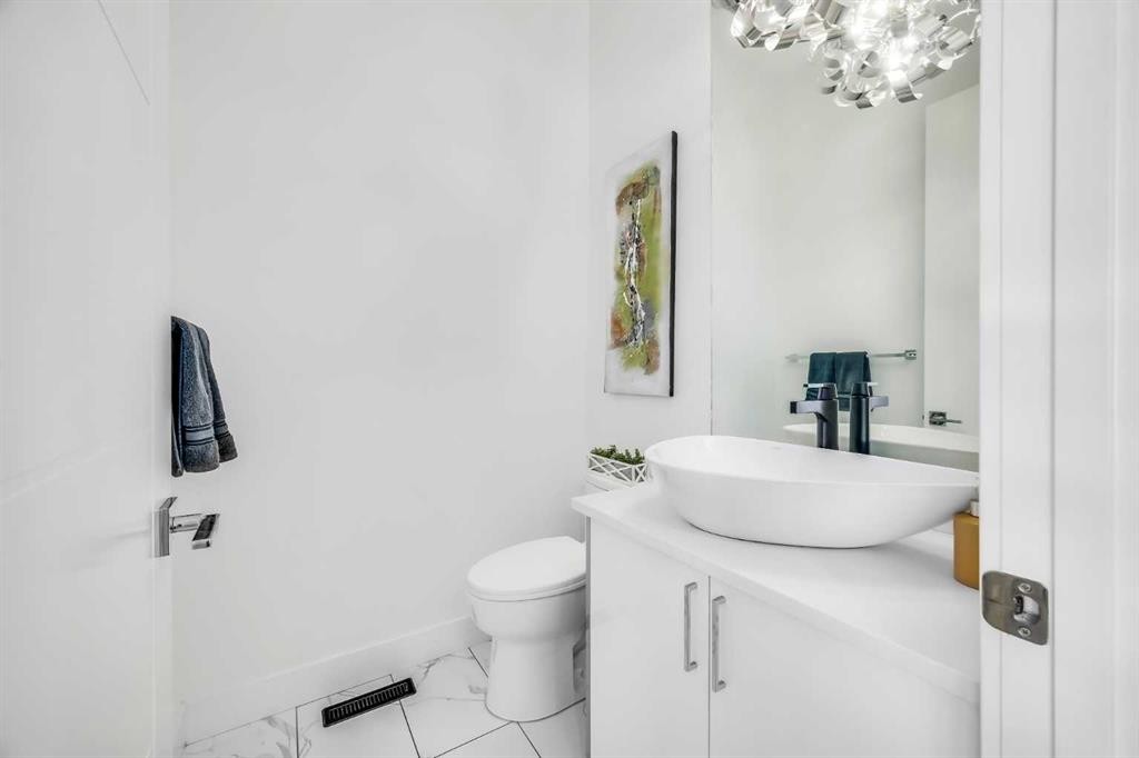 2415 25 Avenue Nw, Calgary, AB - Indoor Photo Showing Bathroom