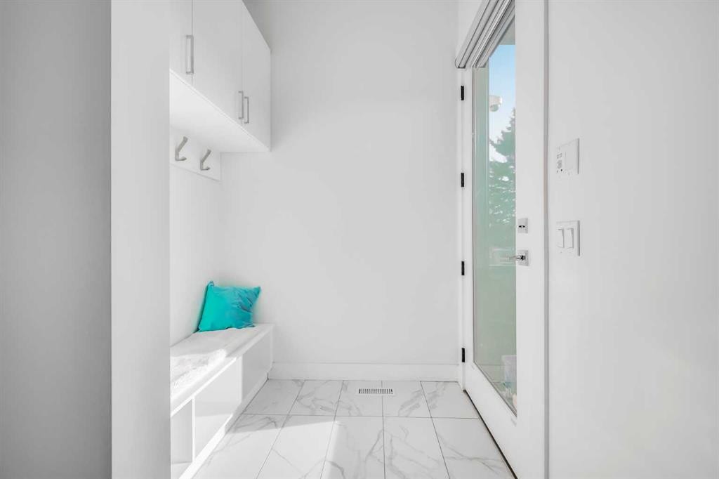 2415 25 Avenue Nw, Calgary, AB - Indoor Photo Showing Other Room