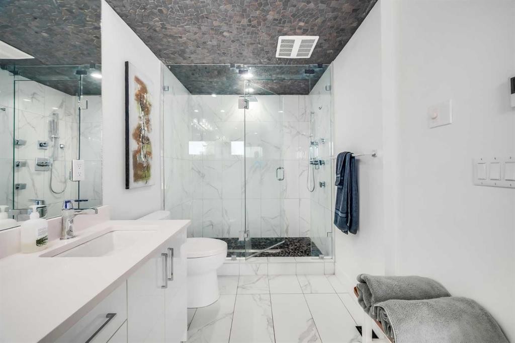 2415 25 Avenue Nw, Calgary, AB - Indoor Photo Showing Bathroom