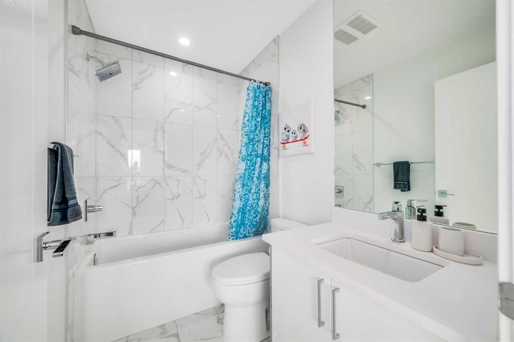 2415 25 Avenue Nw, Calgary, AB - Indoor Photo Showing Bathroom