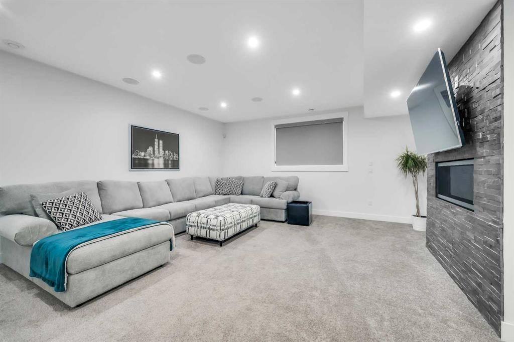 2415 25 Avenue Nw, Calgary, AB - Indoor