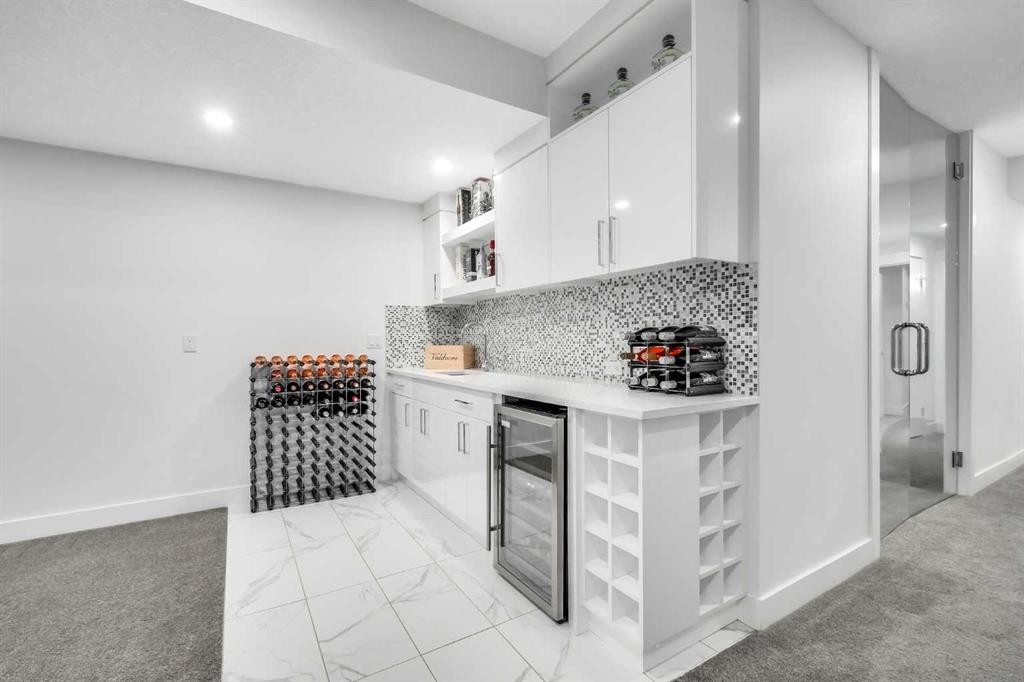 2415 25 Avenue Nw, Calgary, AB - Indoor Photo Showing Other Room