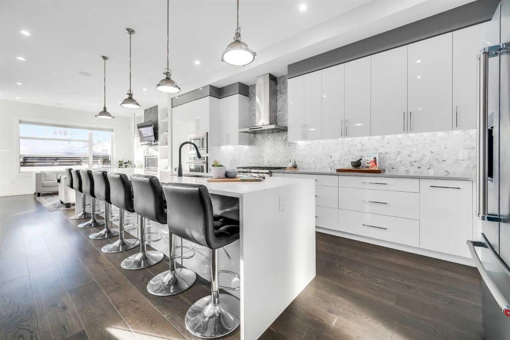 2415 25 Avenue Nw, Calgary, AB - Indoor Photo Showing Kitchen With Upgraded Kitchen