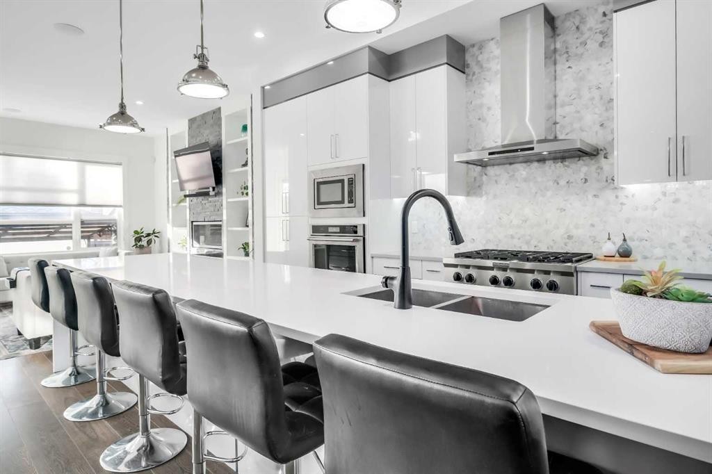 2415 25 Avenue Nw, Calgary, AB - Indoor Photo Showing Kitchen With Double Sink With Upgraded Kitchen