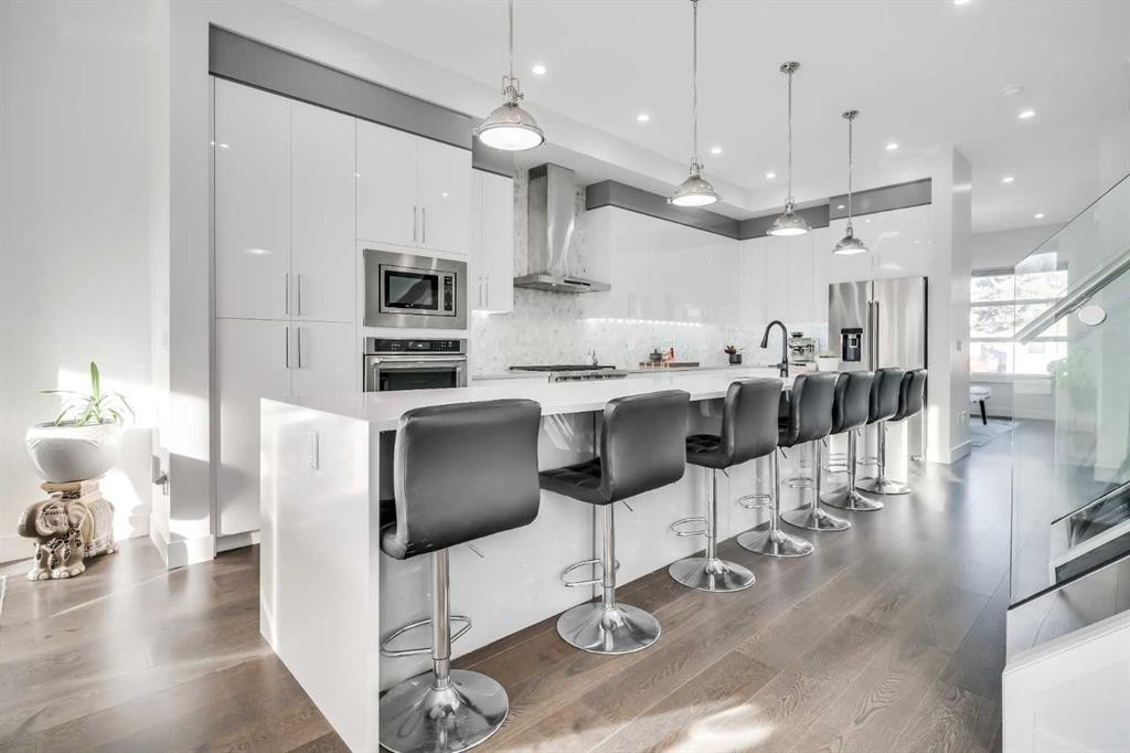 2415 25 Avenue Nw, Calgary, AB - Indoor Photo Showing Kitchen With Upgraded Kitchen