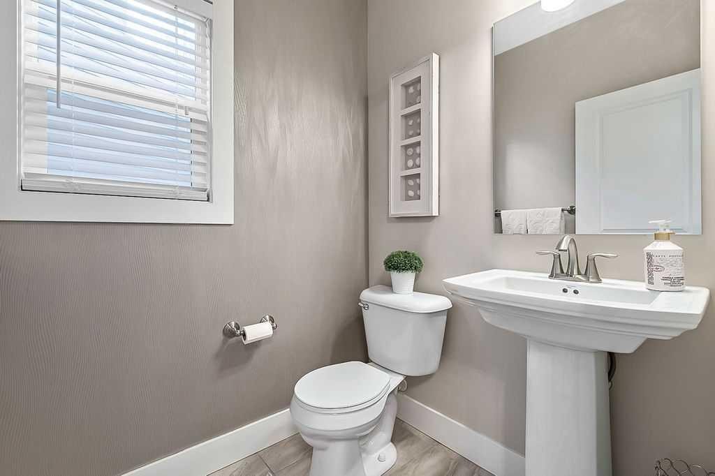 112 Kinniburgh Close, Chestermere, AB - Indoor Photo Showing Bathroom