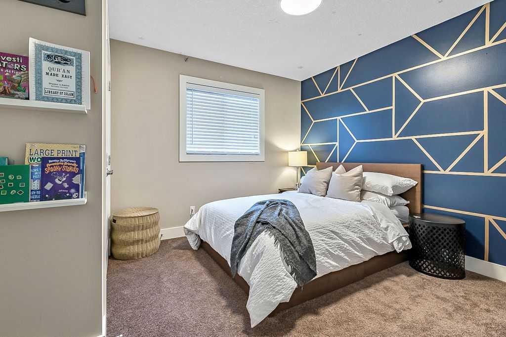 112 Kinniburgh Close, Chestermere, AB - Indoor Photo Showing Bedroom