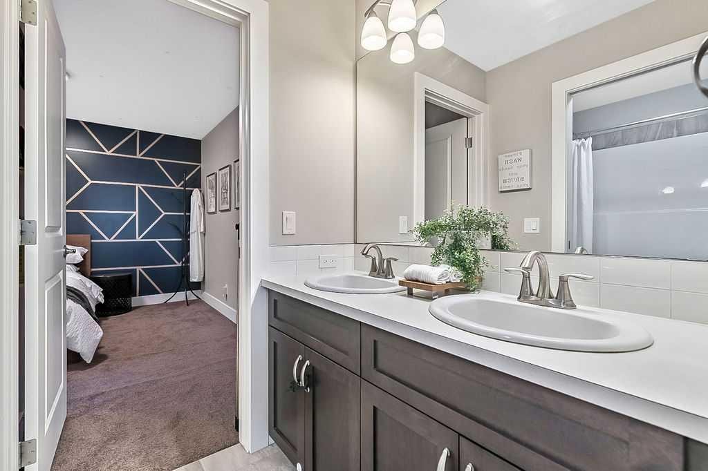 112 Kinniburgh Close, Chestermere, AB - Indoor Photo Showing Bathroom