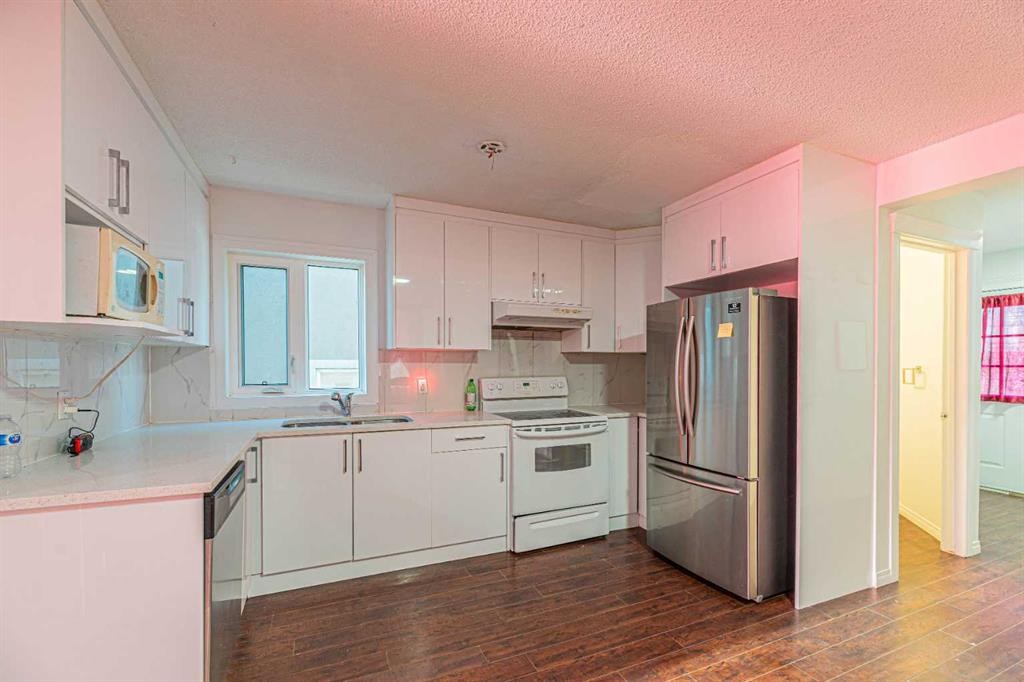 38 Martindale Drive Ne, Calgary, AB - Indoor Photo Showing Kitchen
